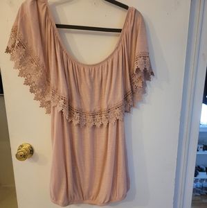 Cute shoulder shirt with lace trim